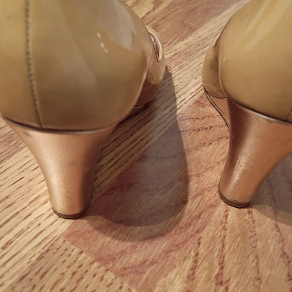 Lilly Pulitzer Tan &‎ Gold Patent Nude Leather wedge Peep Toe Resort Heels 6.5 - Picture 7 of 11